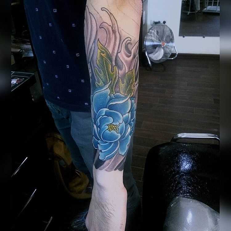 Tatuagem no antebraço do cara - flores