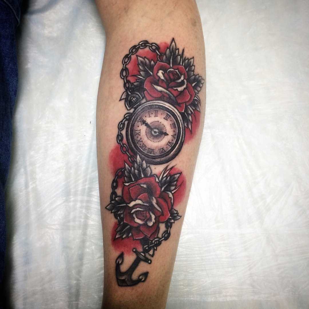Tatuagem no antebraço do cara - horas, rosas e âncora