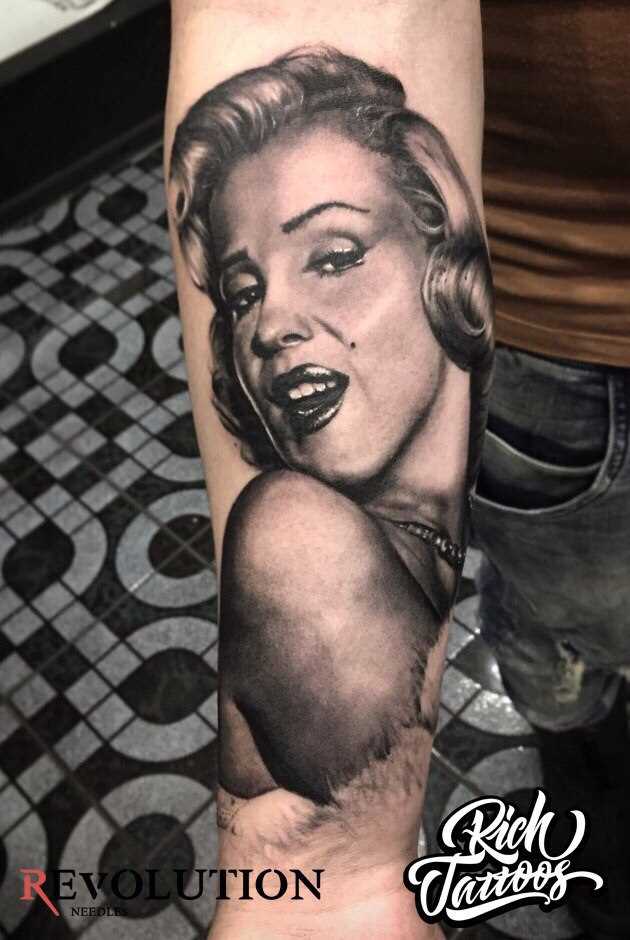 Tatuagem no antebraço do cara - Marilyn Monroe