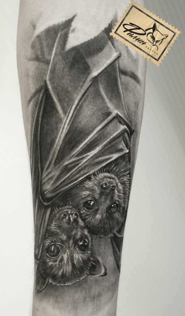 Tatuagem no antebraço do cara - morcegos