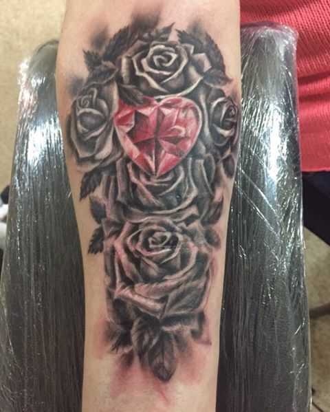 Tatuagem no antebraço do cara - o coração e rosas