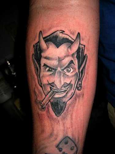 Tatuagem no antebraço do cara - o diabo com o cigarro