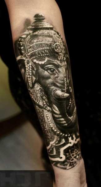Tatuagem no antebraço feminino - elefante Ganesh