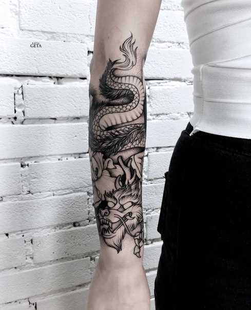 Tatuagem no antebraço garota - dragão no estilo lainvork