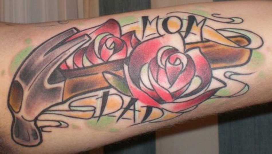 Tatuagem no antebraço menina - de-martelo, rosa e inscrição
