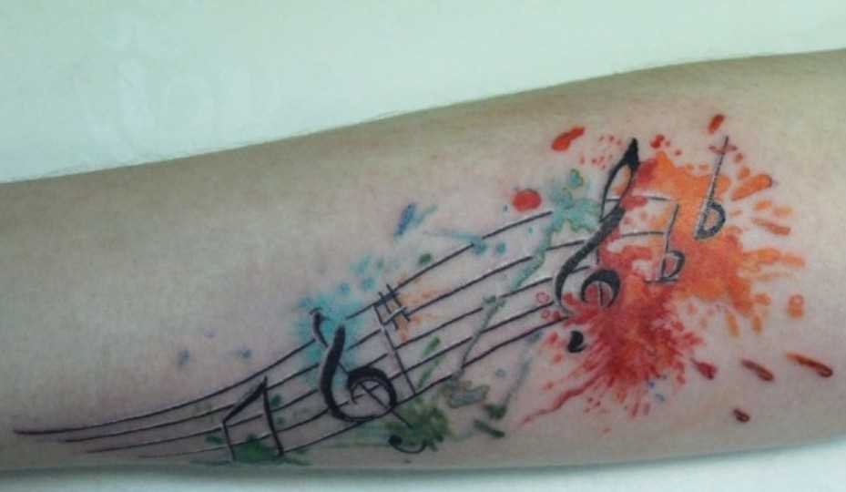 Tatuagem no antebraço menina notas e violin chaves