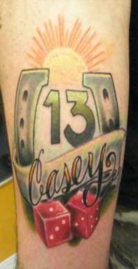 Tatuagem no antebraço meninas - ferradura, o dado, o sol e o número 13