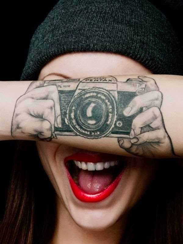 Tatuagem no antebraço meninas - máquina fotográfica pentax