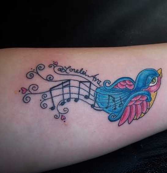 Tatuagem no antebraço meninas - notas e o pássaro
