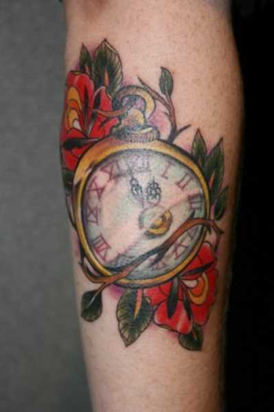 Tatuagem no antebraço meninas - relógio de bolso com rosas