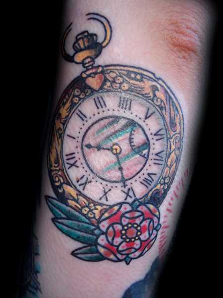 Tatuagem no antebraço meninas - relógio de bolso e a flor