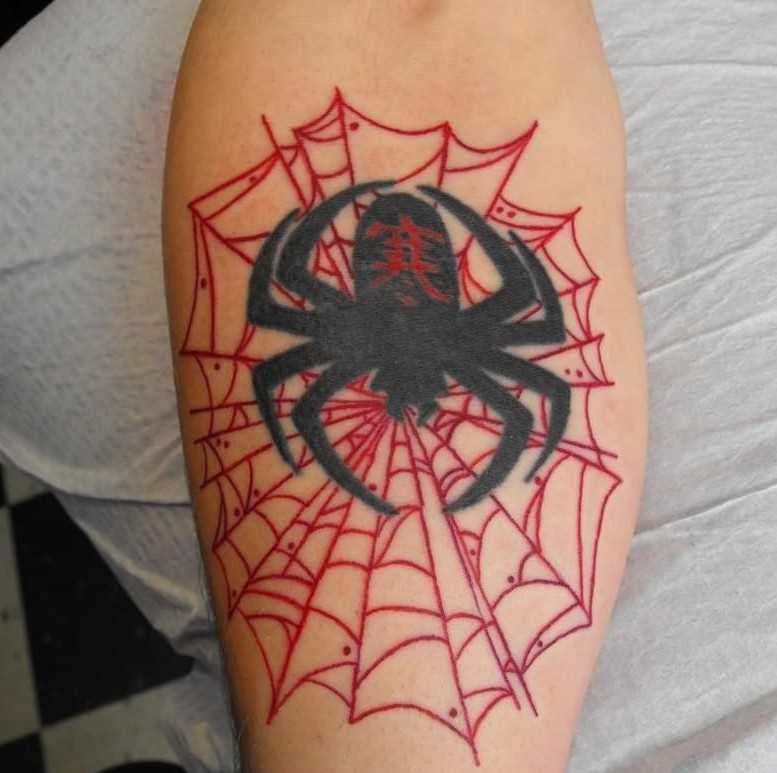 Tatuagem no antebraço meninas - teia de aranha e a aranha