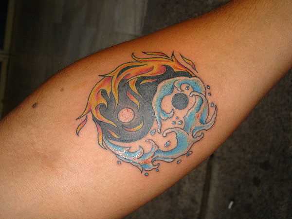 Tatuagem no antebraço meninas - Yin-Yan, em forma de fogo e de água