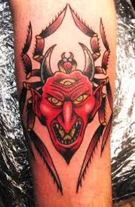 Tatuagem no antebraço o cara é o diabo em forma de aranha