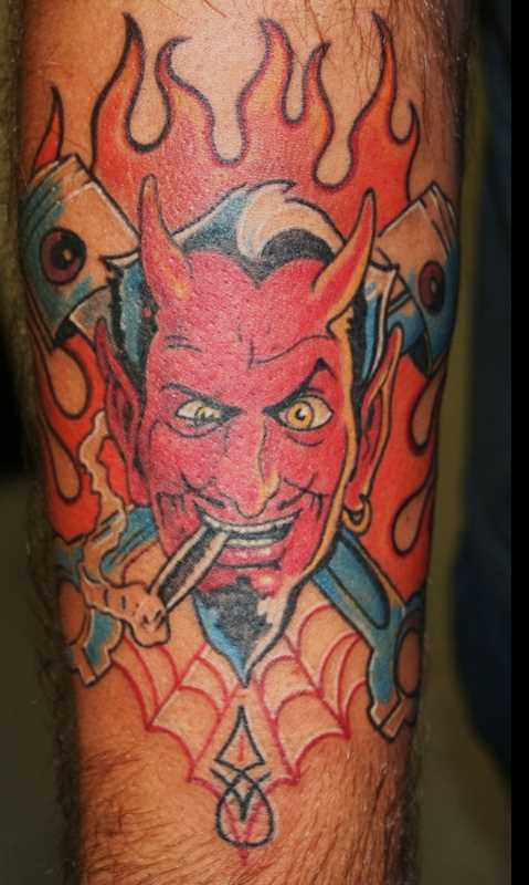 Tatuagem no antebraço para o homem - o diabo com o cigarro