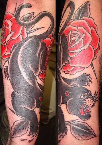 Tatuagem no antebraço para o homem - pantera e rosas
