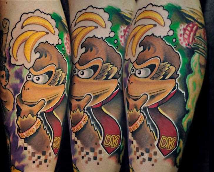 Tatuagem no antebraço tenha uma cara de macaco