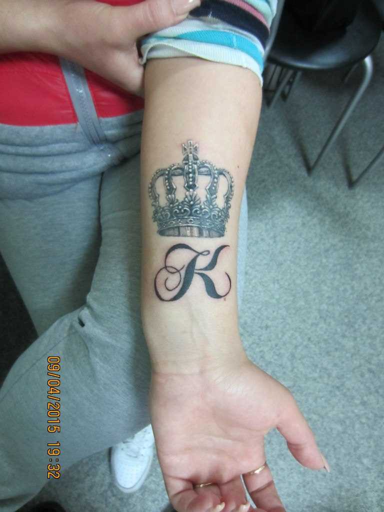 Tatuagem no antebraço, uma menina - A coroa