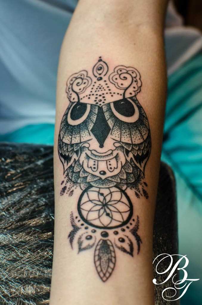 Tatuagem no antebraço, uma menina - a coruja e o apanhador de sonhos