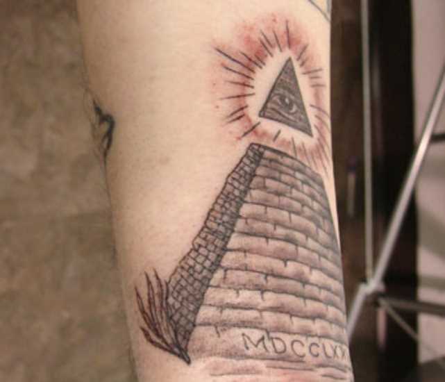 Tatuagem no antebraço, uma menina - a pirâmide com o olho