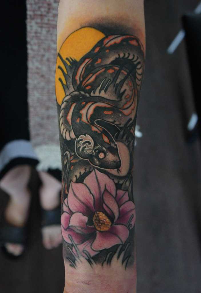 Tatuagem no antebraço, uma menina - a serpente e a flor