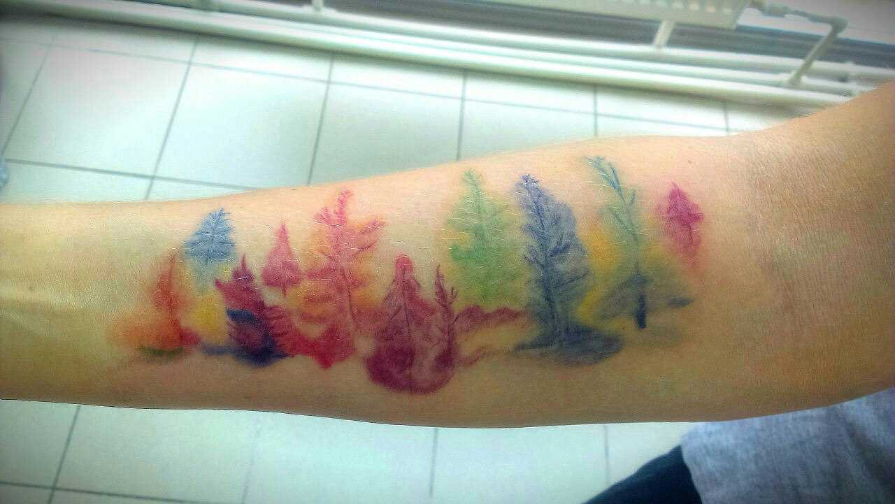 Tatuagem no antebraço, uma menina de árvores no estilo aquarela