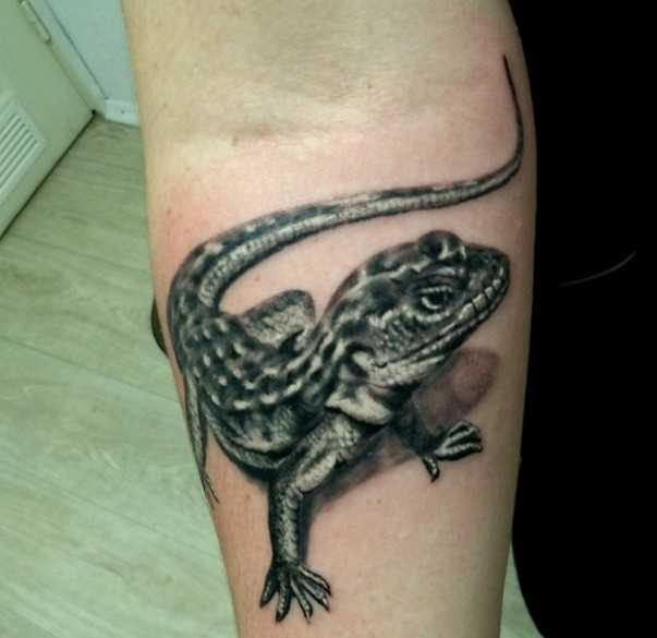 Tatuagem no antebraço, uma menina em forma de lagarto