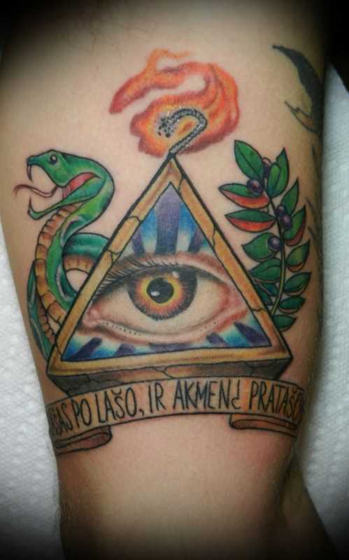 Tatuagem no braço de um cara - a pirâmide com o olho de cobra, e inscrição