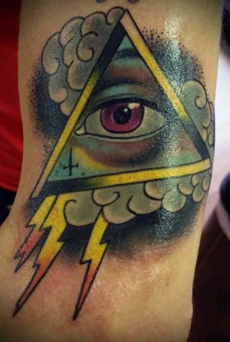 Tatuagem no braço de um cara - a pirâmide com o olho e o relâmpago