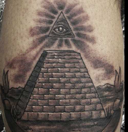 Tatuagem no braço de um cara - a pirâmide com o olho