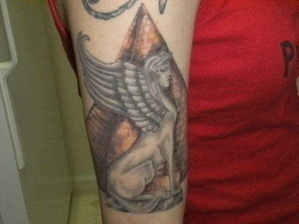 Tatuagem no braço de um cara - a pirâmide