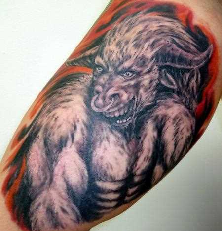 Tatuagem no braço de um cara - de- boi