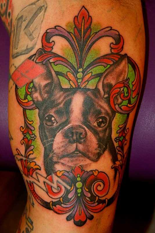 Tatuagem no braço de um cara - de- cão e padrão de