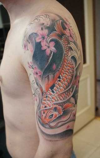 Tatuagem no braço de um cara - de carpa