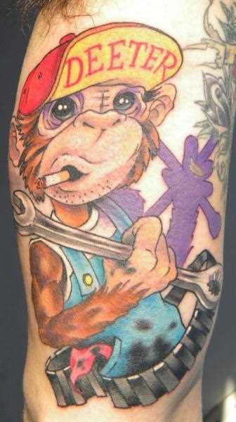 Tatuagem no braço de um cara - de- macaco-assistente