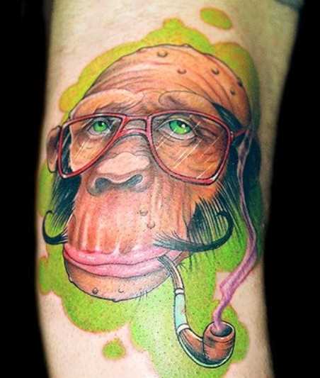 Tatuagem no braço de um cara de macaco de óculos, kuriashchaia tubo