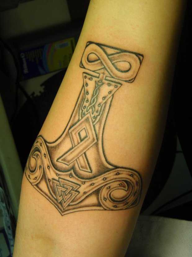 Tatuagem no braço de um cara - de-martelo