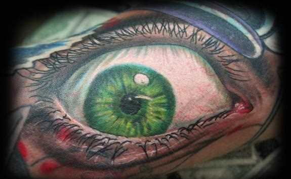 Tatuagem no braço de um cara - de olho