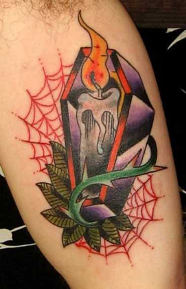 Tatuagem no braço de um cara - de- teia de aranha, caixão e vela