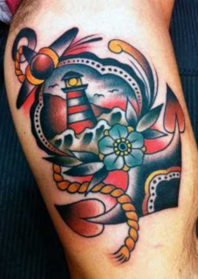 Tatuagem no braço de um cara - farol, âncora