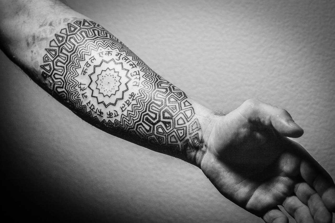 Tatuagem no braço de um cara - mandala