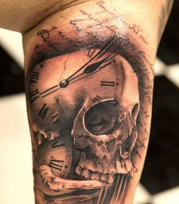 Tatuagem no braço de um cara - relógio com caveira