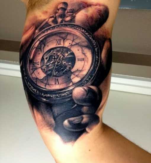 Tatuagem no braço de um cara - relógio de bolso em mãos