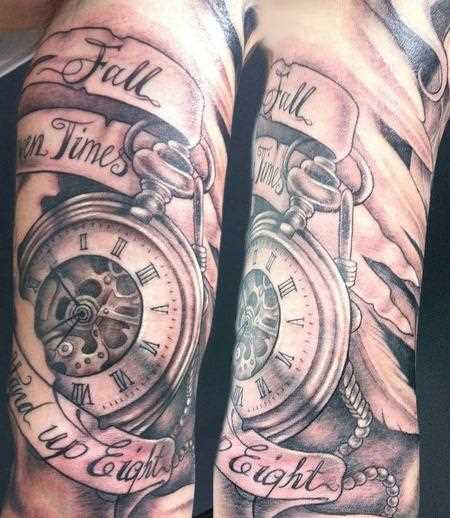 Tatuagem no braço de um cara - relógio e legenda em inglês