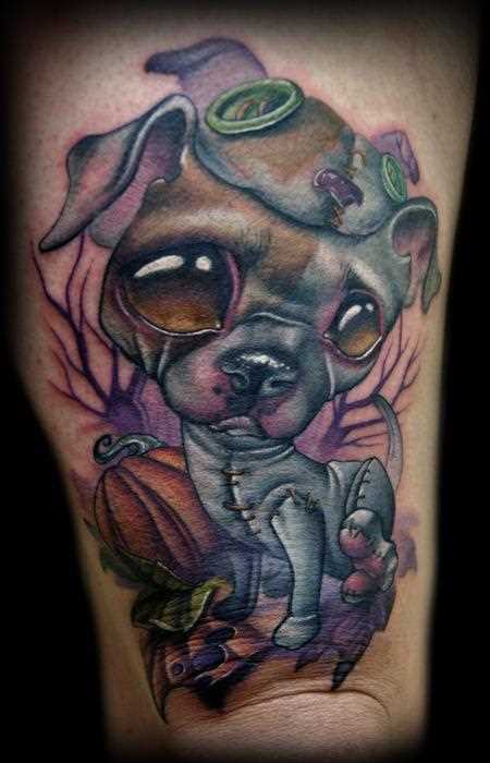 Tatuagem no braço de uma menina em forma triste de um cão