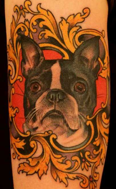 Tatuagem no braço de uma menina - o cão e a um padrão