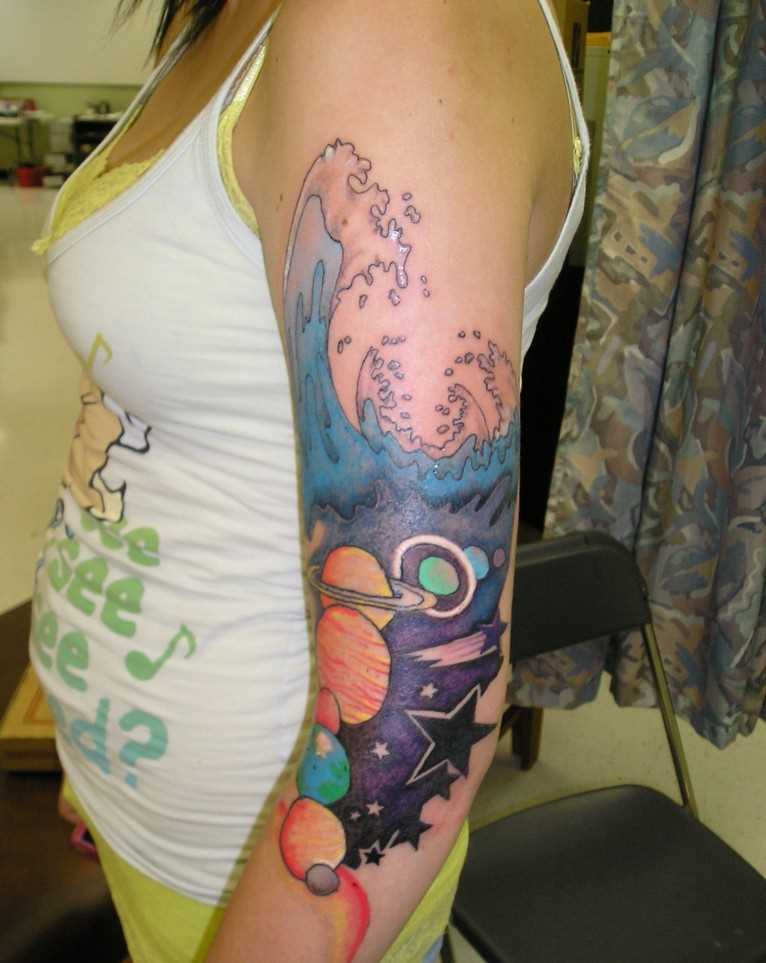 Tatuagem no braço de uma menina - o espaço