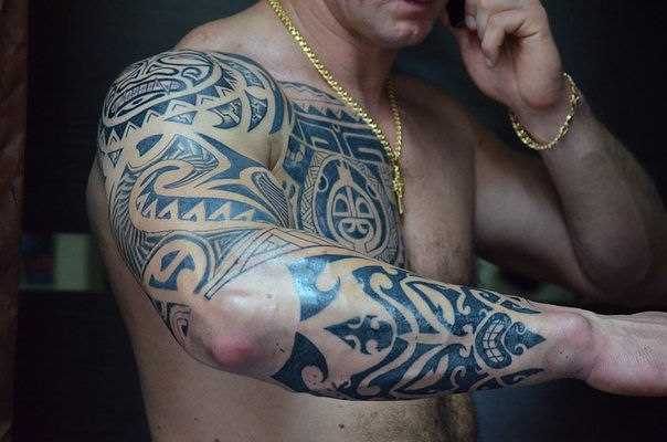 Tatuagem no braço e no peito homens no estilo polinésia