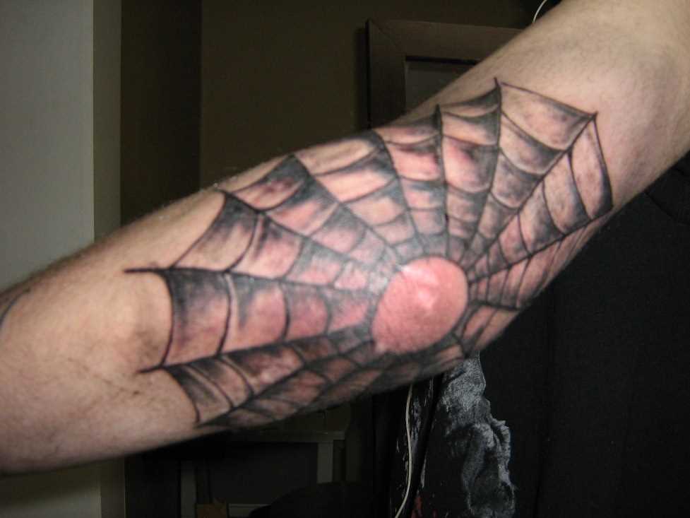 Tatuagem no cotovelo do cara com a imagem da web