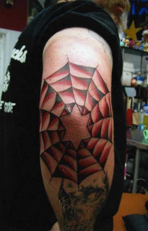 Tatuagem no cotovelo do cara em forma de teias de aranha e shestikonechnoi estrelas